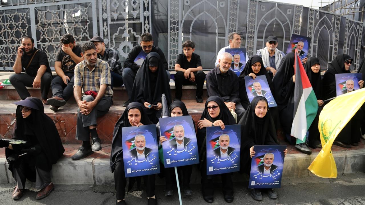 Binlerce kişi üniversite kapısında bekledi