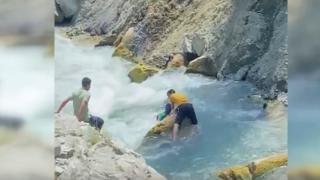 Yüzme bilmeyen gazeteci 3 kişiyi boğulmaktan kurtardı