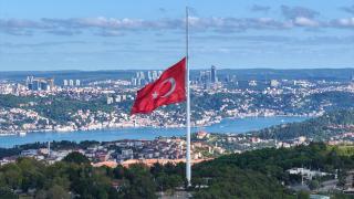 Milli yas ilanının ardından bayraklar yarıya indirildi