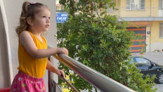 Minik İnci, temizlik işçilerini her gün sabırsızlıkla bekliyor