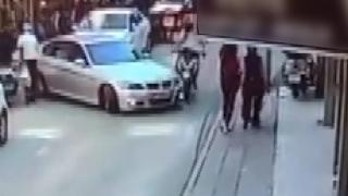 Kontrolden çıkan motosiklet kaldırımda yürüyenlere çarptı