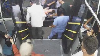 Otobüs şoförü fenalaşan yolcuyu hastaneye yetiştirdi