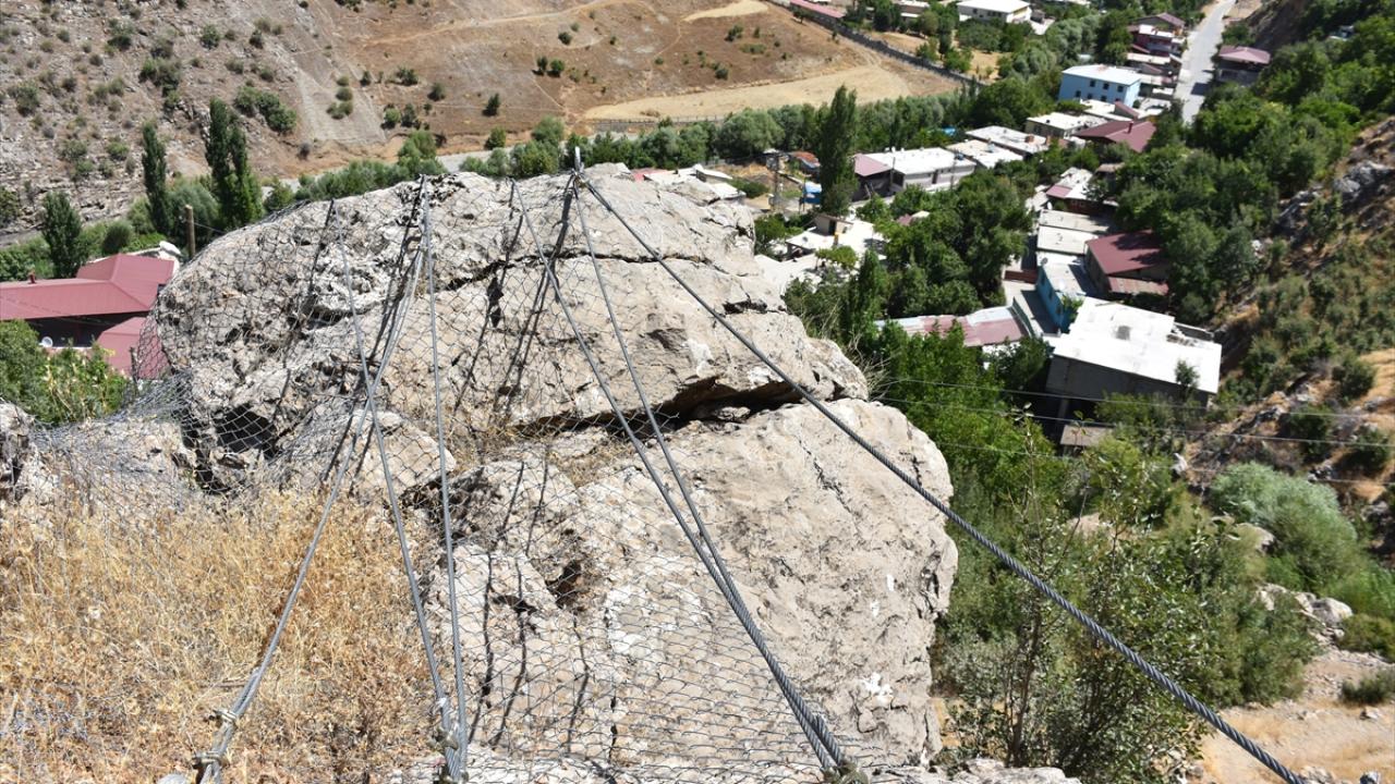 "Köyde düşmeye meyilli başka kayalar da var"