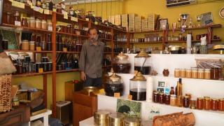 Yüzden fazla ülkeden getirttiği balları dükkanında sergiliyor