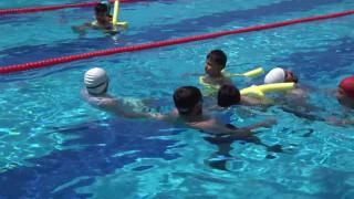 Otizmli çocuklar mutluluğa kulaç atıyor