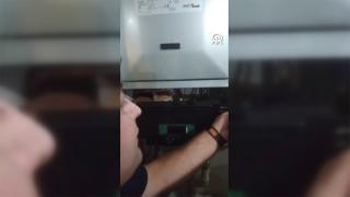 Doğal gaz kombisine sıkışan kedi kurtarıldı