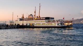 İstanbul'da dümeni kilitlenen vapurun yolcuları başka gemiye alındı