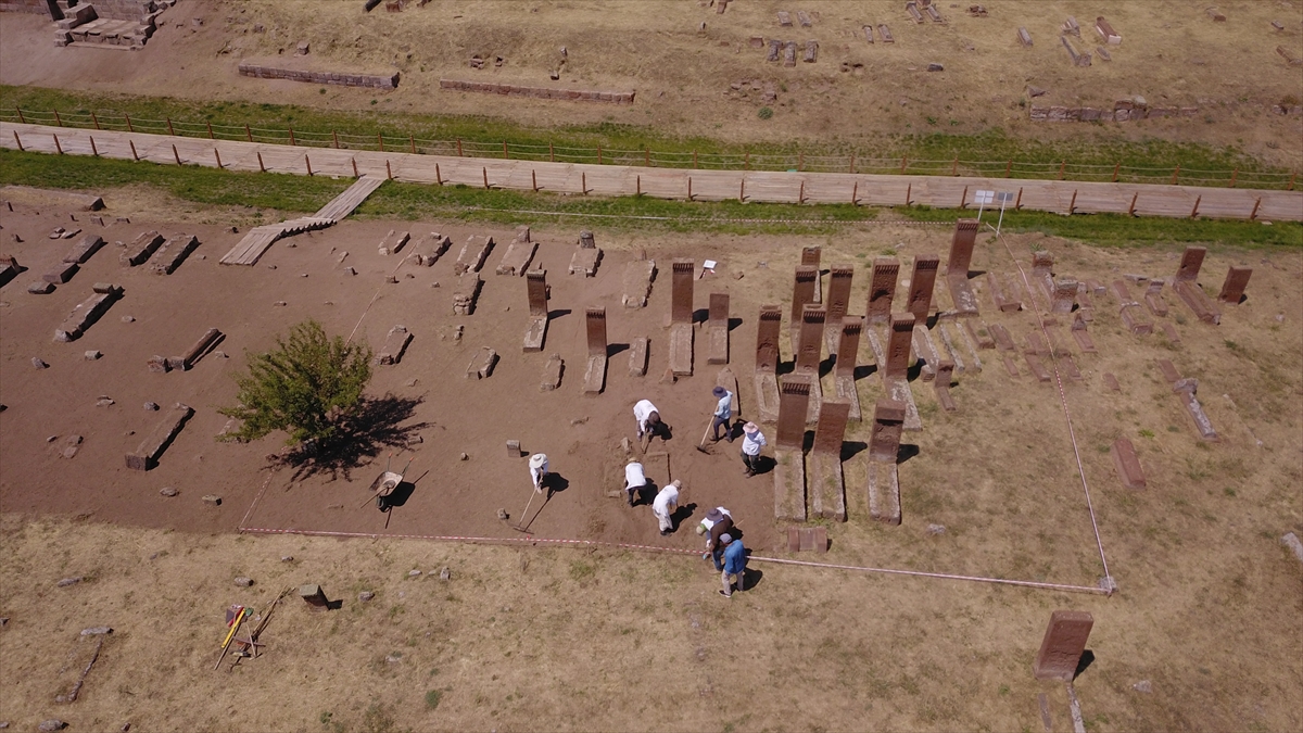 Ahlat Selçuklu Meydan Mezarlığı'nda Birinci Dünya Savaşı'nın oluşturduğu tahribatın izleri siliniyor