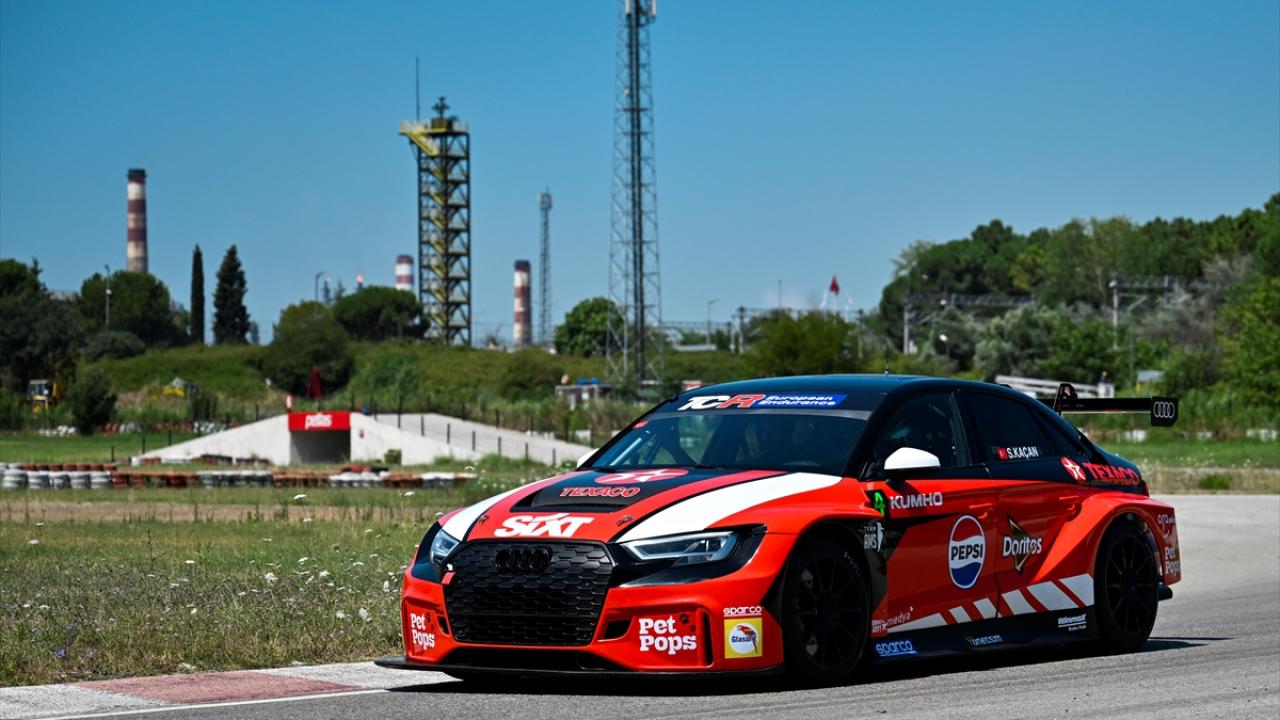 "Erkek sürücüler yolda giderken görünce benimle yarışmak istiyor"