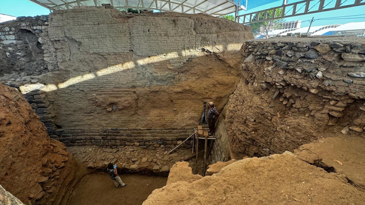 Avuçtaki taş asırlar sonra güneş ışığıyla buluştu