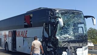 Yolcu otobüsü iş makinesine çarptı