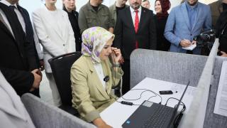 Alo 144 hattını cevaplayan Bakan Göktaş bir gencin nikahına katılma sözü verdi