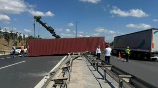 TEM Otoyolu'nda tır devrildi