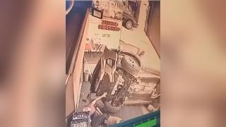 Kontrolden çıkan aracın dükkana girdiği anlar kamerada