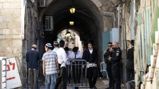 Fanatik Yahudi yerleşimciler, İsrail polisinin korumasında Kudüs'e baskın düzenledi