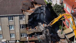 Pendik'te İETT otobüsünün çarptığı binanın yıkımına başlandı