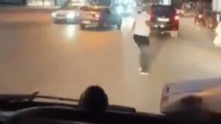 Ambulansın önünü kesip camı yumrukladı