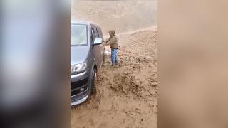 Bitlis'te sağanak sebebiyle dere taştı, bir araç mahsur kaldı