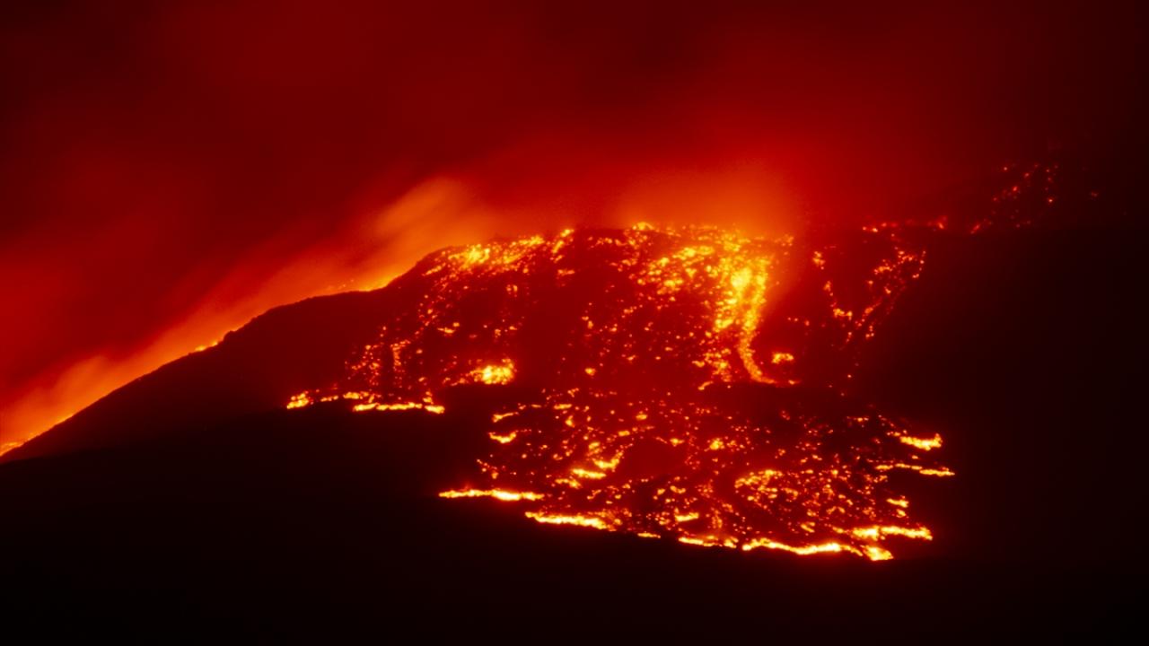 Uçuşlara Etna engeli