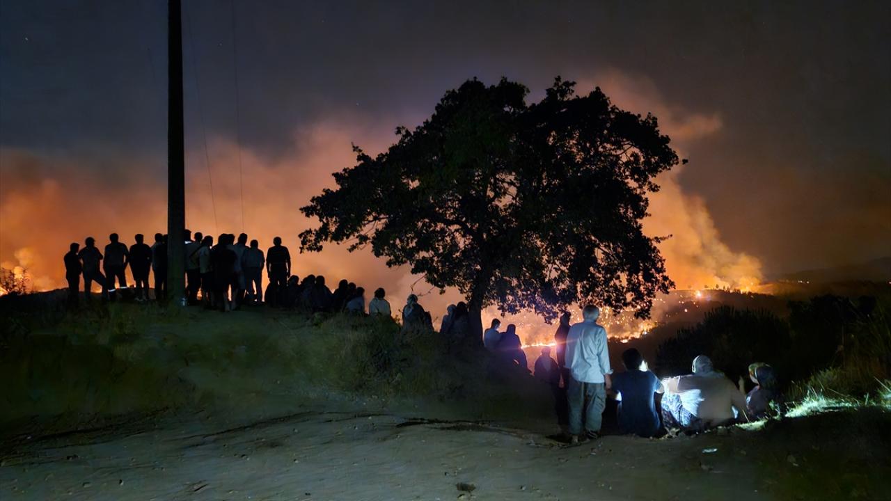 Gördes`teki yangınlara müdahale sürüyor