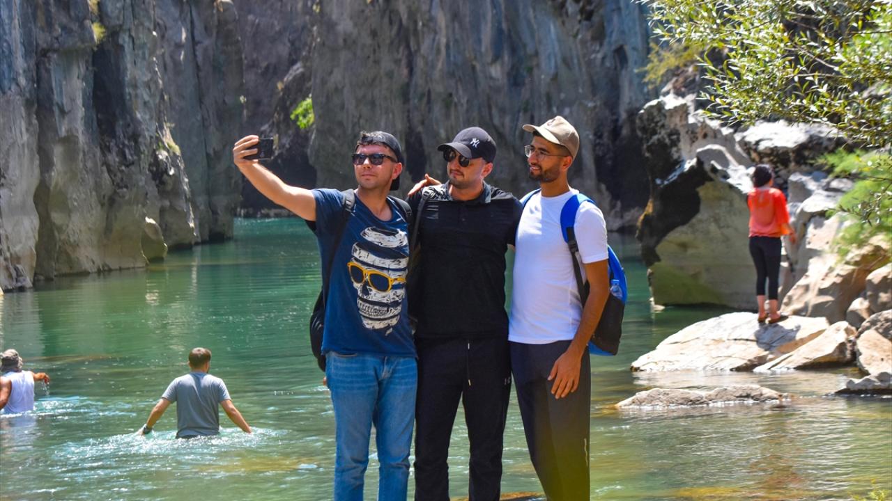 "Kanyonda suya girerek serinliğin tadını çıkarıyoruz"
