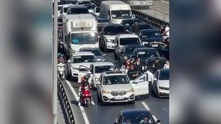 İstanbul'da düğün konvoyu yaparak trafik akışını engelleyen 5 kişi yakalandı