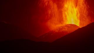 Etna Yanardağı yeniden kül ve lav püskürttü