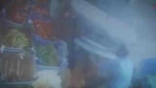 Geri manevra yapan otomobil manav reyonuna daldı: 2 yaralı