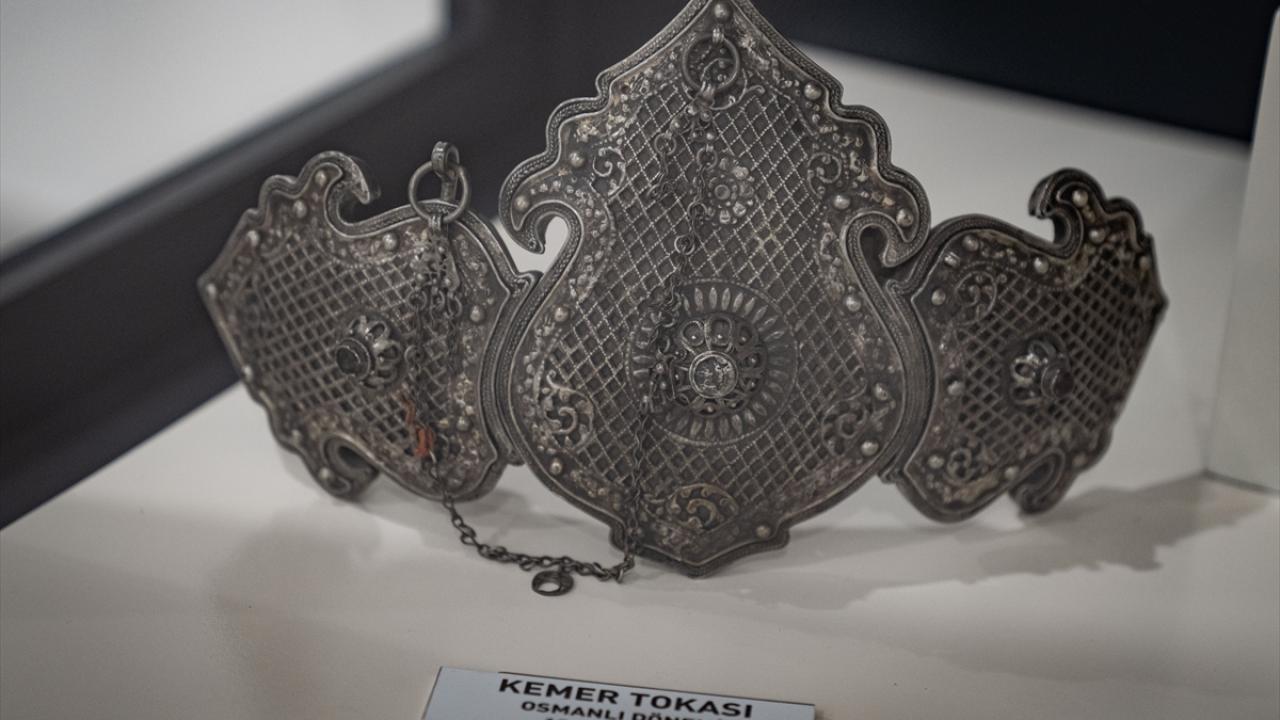 "Bileklikler, bilezikler, kolyeler, küpeler, kemer tokaları ile kemerler var"