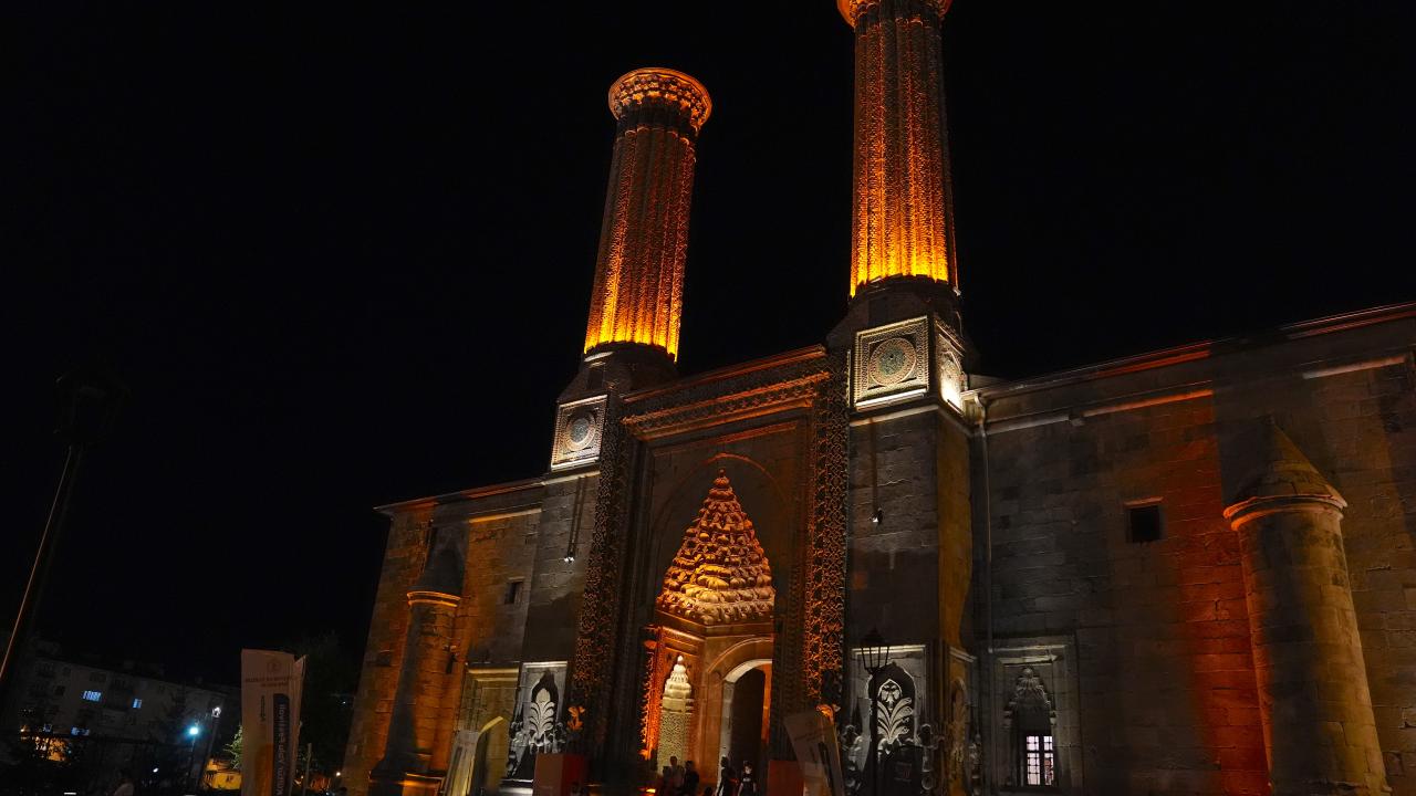 "Konserlerimizi yüz binler izliyor"