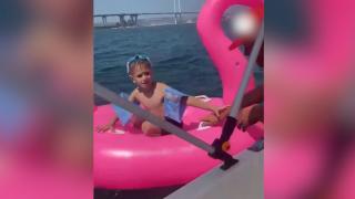 Deniz simidiyle açık denize sürüklenen çocuk kurtarıldı