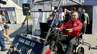 Bakan Kacır, Robotaksi Binek Otonom Araç Yarışları'na katılan öğrencilerle buluştu