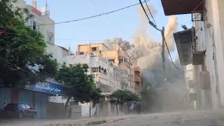 Katil İsrail Nuseyrat Kampı'nda sivillere ait binayı vurdu