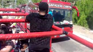 Otobüs şoförünün su savaşı kazaya neden oldu: O anlar kamerada