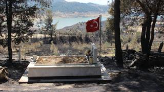 Şehidimizin kabri ve Türk bayrağı orman yangınından etkilenmedi