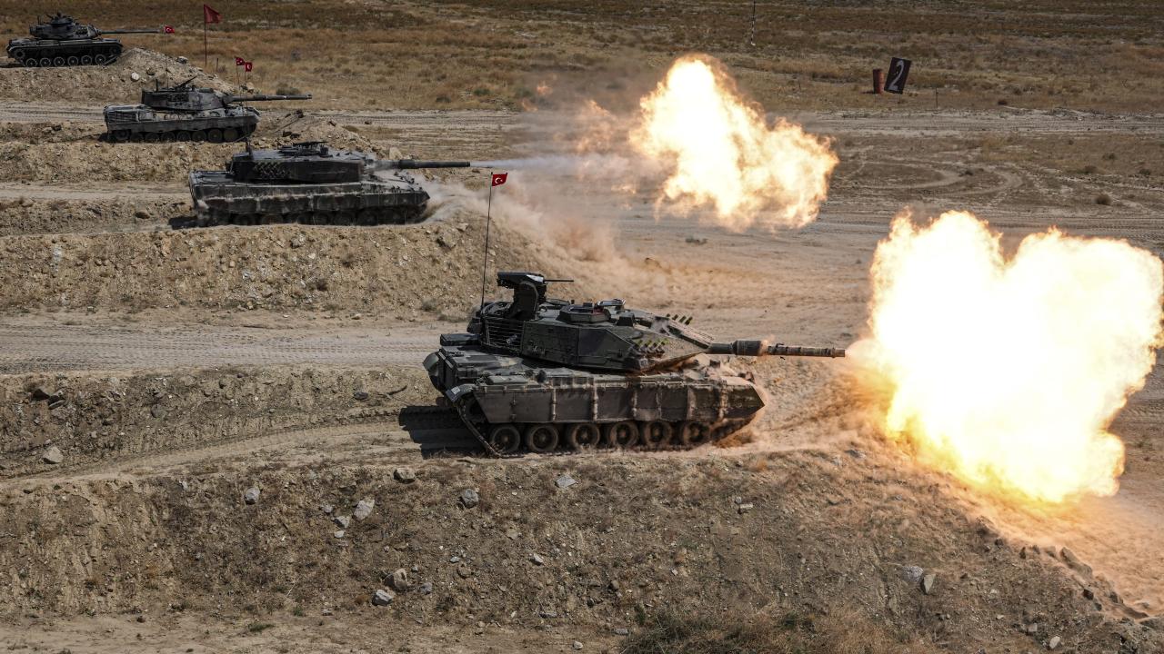 Tank mürettebatını yetiştiren atış öğretmenleri