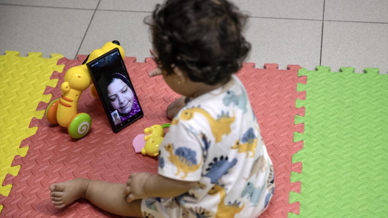 Anneler, bebekleri ile telefon ekranında görüştürülüyor