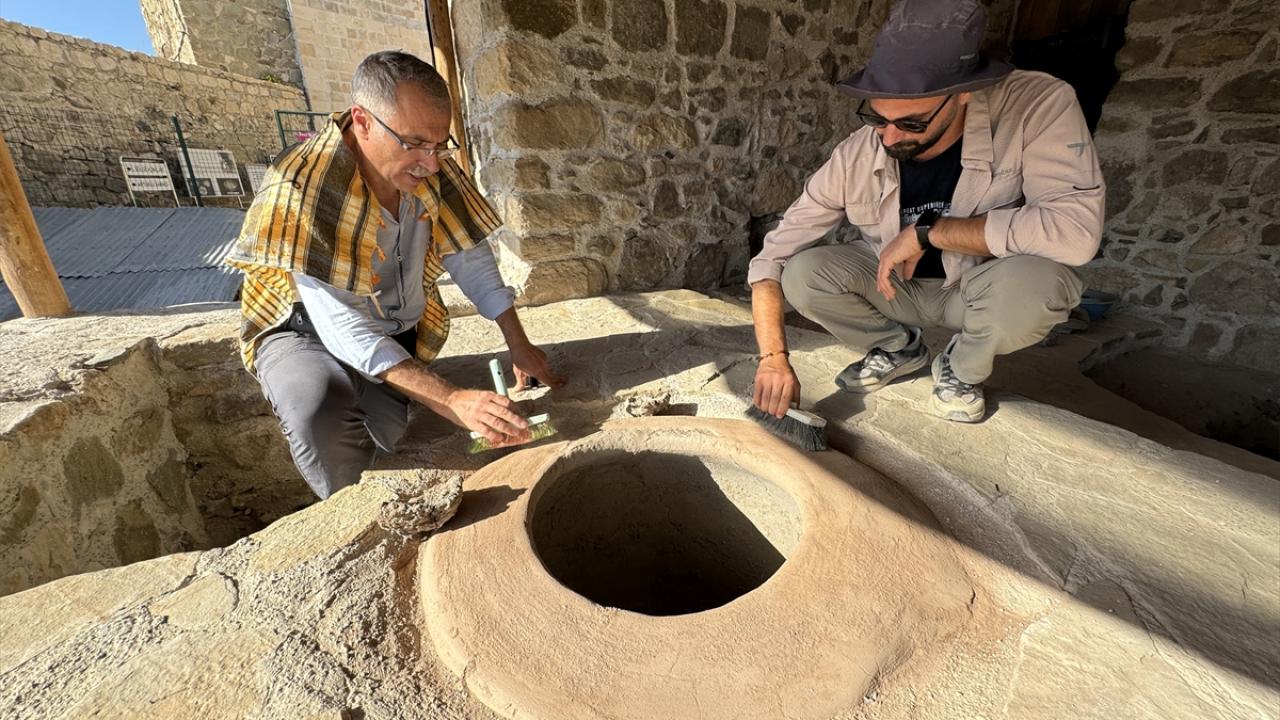 Kasa kasa demir cürufları ile metal külçeler çıktı
