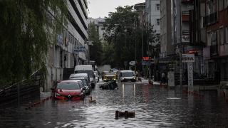 Ankara'da sağanak: Yollar göle döndü, araçlar suya gömüldü