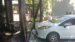 Kontrolden çıkan araç kafeye daldı, iş yeri sahibi sürücüyle çay içti