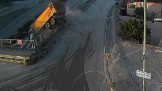 Hafriyat kamyonu köprüden alt geçide düştü