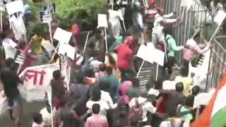 Hindistan'da protesto, çatışmaya dönüştü