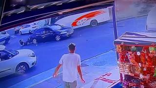 Kontrolden çıkan midibüs ortalığı birbirine kattı