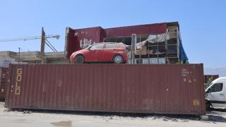 Dede hatırası aracını korumak için konteynerin üstüne koydu