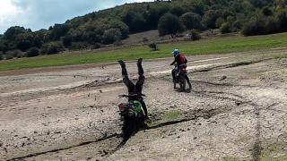 Çamura saplanan motosikletli takla attı