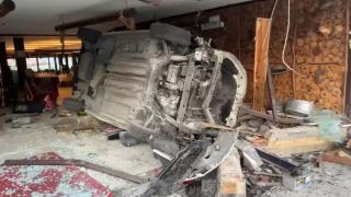 Arnavutköy'de otomobil restorana girdi