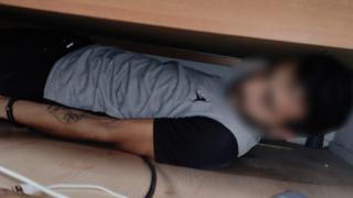 30 yıl hapis cezası bulunan zanlı saklandığı yatağın altından çıktı