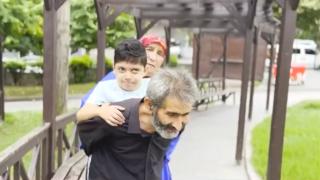 Torununu hayata bağlıyor: Dede, torununu her gün sırtında taşıyor