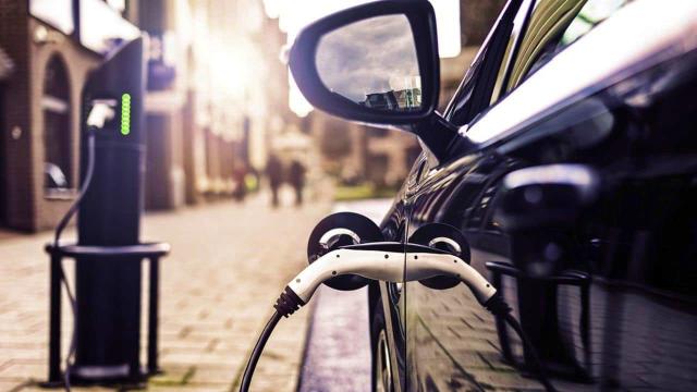 Türkiye'de sürücülerin otomobil tercihi hibrit ve elektrikliye dönüyor haber görseli