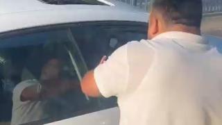 İETT şoförü tartıştığı sürücüye yumruk atmaya çalıştı